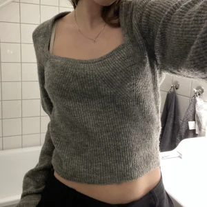 Stickad tröja  - Jättesöt grå stickad tröja! 