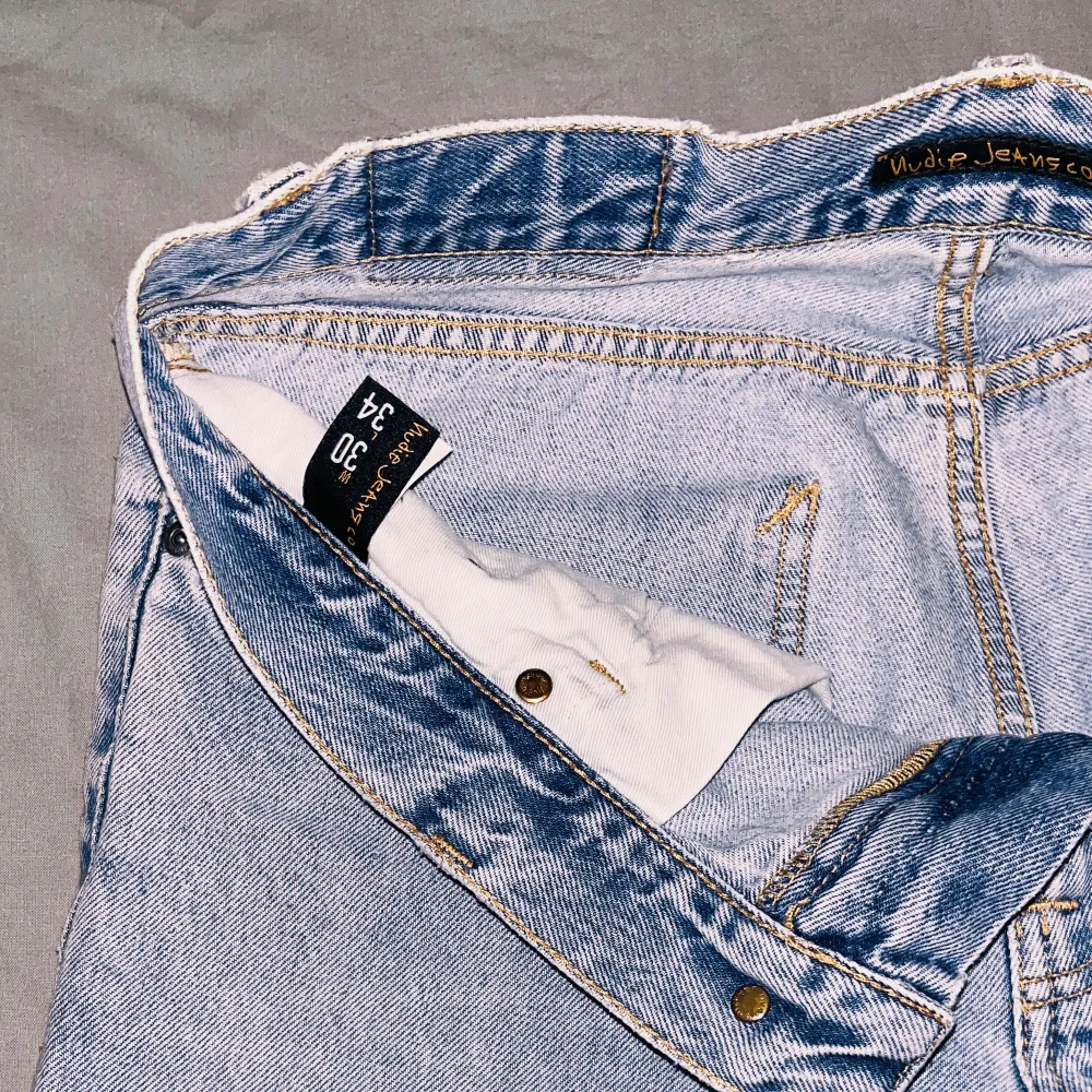 Ett par nudie jeans i fint skick… säljer pga för stora ord pris ca 200€ hör av er kring övriga funderingar✌️mvh. Jeans & Byxor.