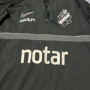 AIK tränings tjock tröja NY - AIK tränings tjock tröja i väldigt bra skick nästan ny.  Det finns två storlekar M och S  Det finns två stycken M och en S En tröja kostar 250kr Vid köp av två stycken blir det 400kr  Vid köp av alla tre blir det 600kr