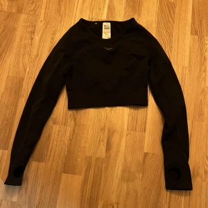 Gymshark top - Cropped gymshark träningströja. Finns tummhål i ärmarna. Aldrig använd. Designen är utskuren i ryggen