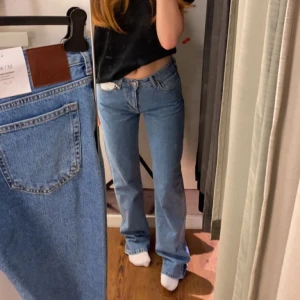 jenas - Jag säljer dessa fina jenas , då de längre inte kommer till användning. Jenasen kommer ifrån bikbok och är i nyskick. Storleken är W25 och L32. jag är 163 och de är ganska långa på mig. nypris 500kr. köparen står för frakten🫶🏼