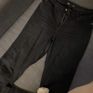 Supersköna stretchiga tighta jeans i cubus kändaste modell Jane💕 Byxorna är i bra skick och sitter väldigt snyggt/ ger fina former