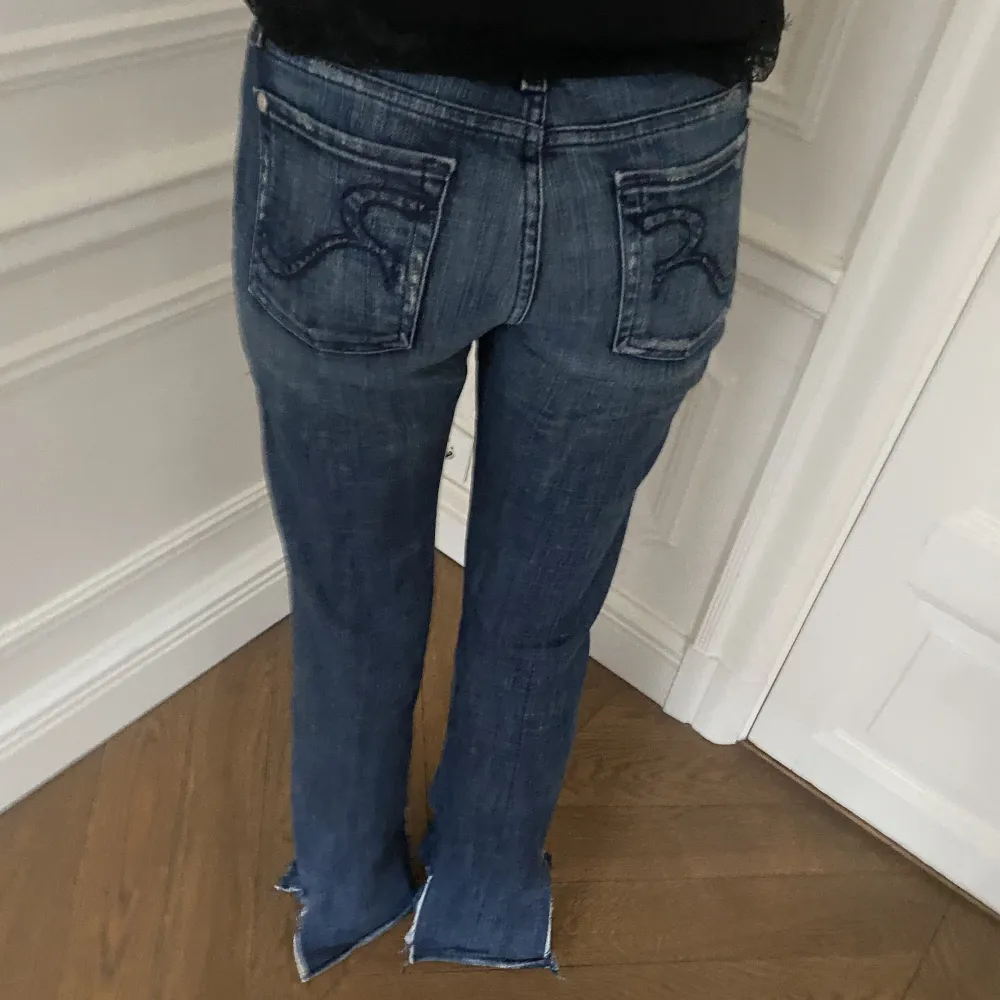 Säljer mina skit coola rock & republic jeans som jag verkligen älskar😍 de är tyvärr för små för mig och personen som har på sig dom är 168 cm och de är lite långa på henne och är i storlek 28/34! ❤️❤️. Jeans & Byxor.