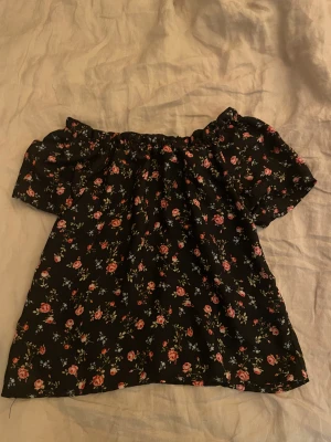 Blommig blus  - Blommig blus från Cubus. Jättefin i nyskick, bara använt c 2 gånger 