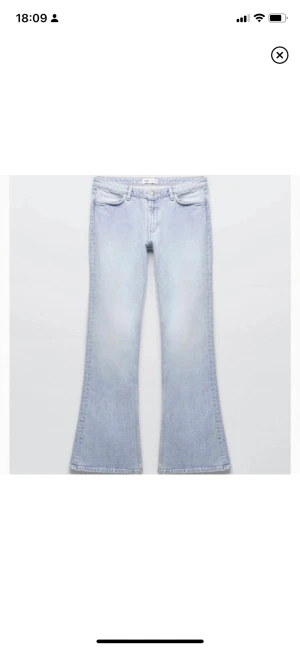 Zara jeans bootcut  - Säljer mina jeans från zara, helt oanvända. Köpt här på Plick. Superbra skick