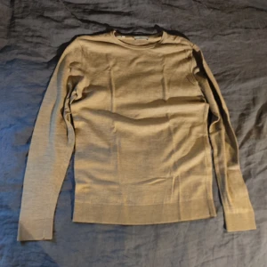 Stickad tröja, 100% ull - Fin tröja, inga hål eller fläckar. Väldigt mjuk. Sparsamt använd. Hör av dig om du har frågor