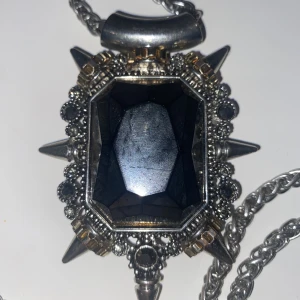 Victorian goth necklace  - Ett jätte vackert halsband men som jag tyvär inte haft mycket användning av. Den köptes på secondhand och kostade cirka 200kr. Den är i bra skick, den ser lite sliten ut på mitten men annars jätte fin. Om du vill ha mer information kan du skriva privat. 