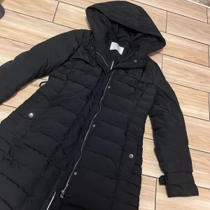 Hugo boss  - Säljer äkta Hugo boss jacka finns kod på jackan så man själv kan kolla upp, passar S,M formar kroppen super snyggt, och väldigt skön. Säljer pga den ej kommit till använda. Kan sälja billigare vid snabb affär då jag vill få bort den snabbt 