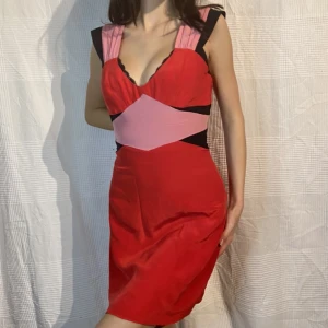 Armani klänning - Jättefin vintage armani klänning, storlek 2 vilket motsvarar 34/XS🤍 Köp nu är på!