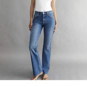 Blåa jeans ifrån Gina tricot