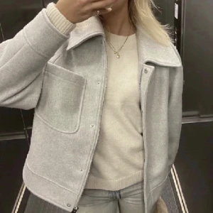 Grå kappa - Säljer min super fina kappa från na-kd. Perfekt nu som vår kappa 🌻💖Köpt för 700kr Säljer direkt pris för 400kr. Kan mötas upp i Stockholm eller skickas, köparen står för frakten. 💖