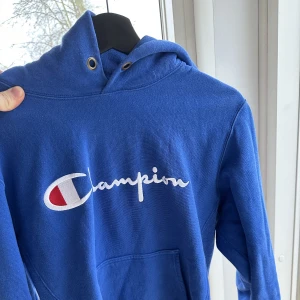 Champion hoodie blå  - Säljer min gamla champion hoodie, det är storlek L men den har krympt lite i tvätten så är en S / liten M. Skriv för mer frågor 