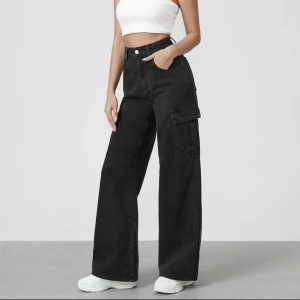 Svarta cargo jeans - Svarta cargo jeans från Shein. Jeans material! Storlek W28/L32. Aldrig använda då de är för små för mig. Köpta för 309 kr.