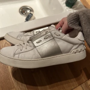 valentinos - säljer dessa silvriga valentino opens i storlek 40 då jag ska köpa nya skor. ett litet hål inne på ena hålen i skon. vid snabb affär kan pris diskuteras. box, äkthetsbevis, dustbag och kvitto medföljs givetvis!❤️ tvättas såklart innan de postas!!