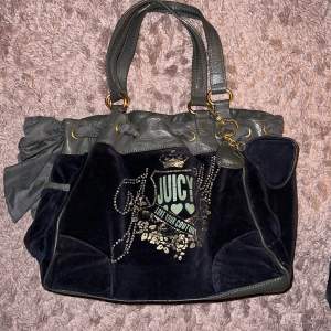 Jättecool juicy couture väska 🥰kom privat för fler bilder!!❤️har tyvärr inte kvitto eller box kvar men man ser på insidan att den är äkta!