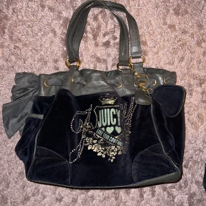 Juicy Couture väska - Jättecool juicy couture väska 🥰kom privat för fler bilder!!❤️har tyvärr inte kvitto eller box kvar men man ser på insidan att den är äkta!