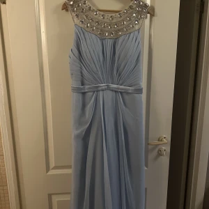 KLÄNNING - Jätte fin festklänning! Inga fläckar.   Pris kan diskuteras! 