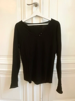 Zadig & Voltaire tröja  - Fin långärmad tröja från Zadig & Voltaire  Storlek M Väldigt bra skick  Text ”Rock” på ryggen 