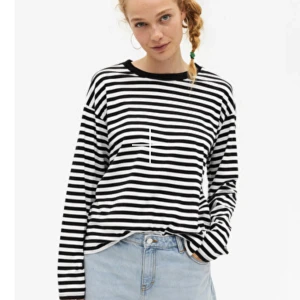 Långärmad tröja  - Säljer en randig långärmad tröja ifrån Monki. Använt tröjan ett fåtal gånger , den ser ut som ny. Nypris:180kr💖💖