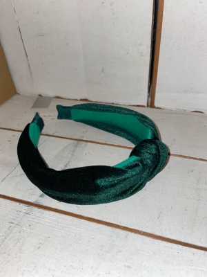 Diadem - Grönt sammetsdiadem. Använd 1 gång.