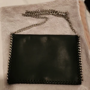 Väska - Oanvänd svart väska.