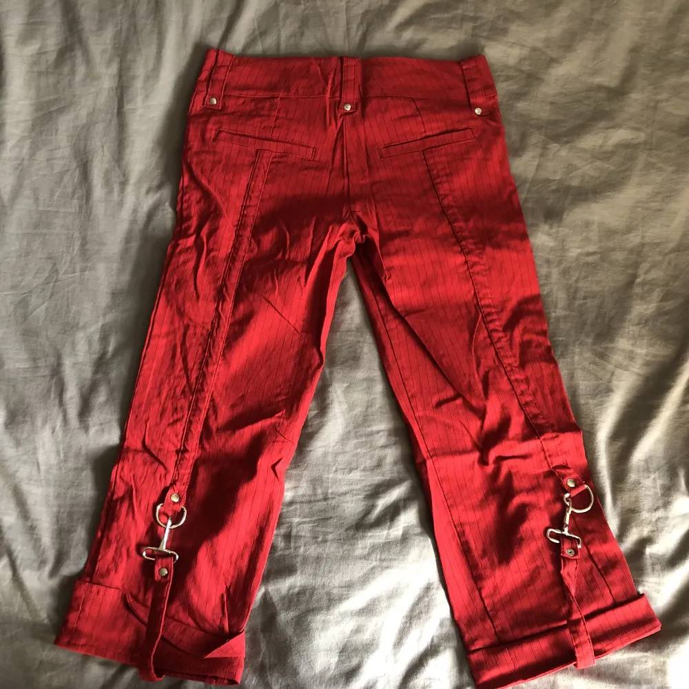 korta randiga röda byxor från lipservice ! det står small men dom ser ganska små ut ! har aldrig använt !. Jeans & Byxor.