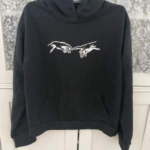 Säljer denna svarta hoodie med tryck då den inte längre passar mig, har dock inga snören längre men tröjan är fortfarande väldigt snygg materialet är också väldigt tunt 