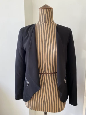 Tuff kavaj från H&M - Jättefin kavaj från H&M i fint skick. Fake läder detaljer vid ”fickorna”. 