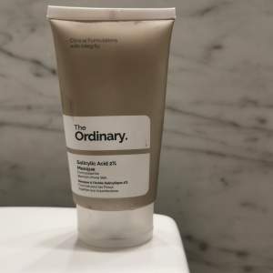 Salacylic acid mask från the ordinary. Skulle säga att 80% e kvar. 