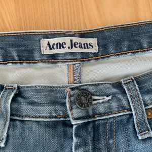 Acne Jeans - Blåa rivna flare jeans från Acne Jeans, i okej skick. Passar 36-38 och midjemått rakt över är 38cm men de är tyvärr för långa för mig som är 165cm! Skriv för fler frågor💕🫶
