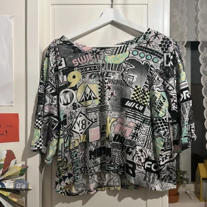 Topp  - Fin topp från monki endast använd ett par gånger  Frakt betalas av köpare