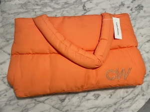 Carin Wester väska  - Hyfsat stor, passar bra till jobb eller skola!  Finns att hämta i Jakobsberg eller fraktar (köparen står för frakten)🌺