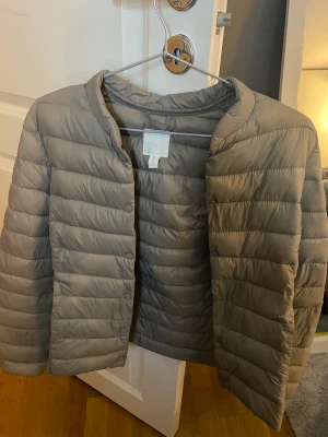 Lättviktsjacka - En beige/brun aktig lättviktsjacka från hm. Endast använd 1 gång av min kompis då den är för liten för mig så i nyskick. Perfekt till vår/sommar. Köp direkt för 300+frakt. Frakten är 66kr spårbart. INTE SÅLD DÅ HON ÅNGRADE SIG.