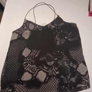 Linne - Mönstrat linne i storlek xs, köpt från vero moda. Använt skick.