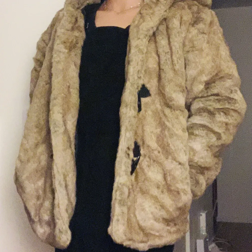 Fake furry coat, very smooth and elegant, the size dis XL but I’m an S-M so I guess it fits most people depending on your taste. . Jackor.