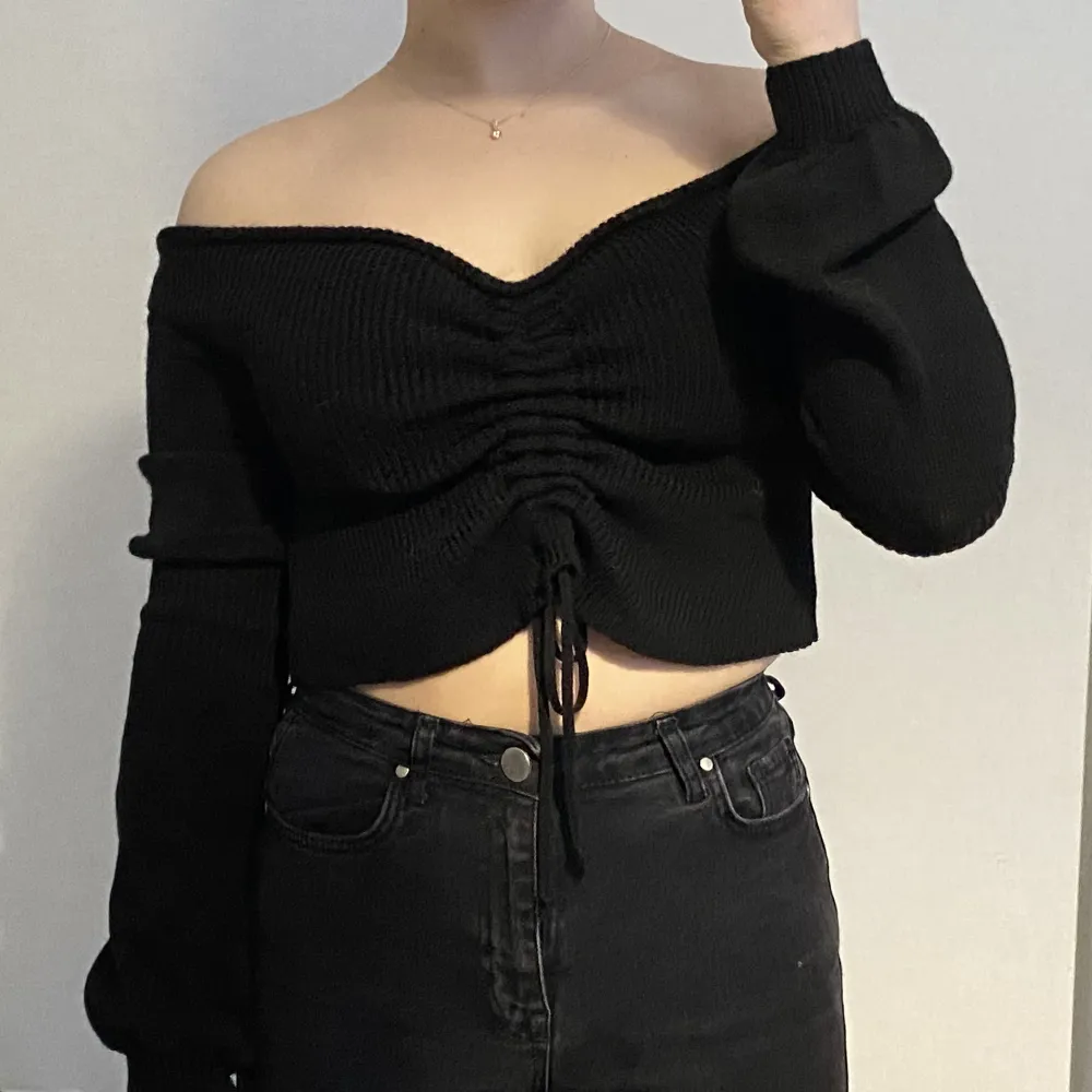 Stickad off shoulder tröja i svart från madlady i storlek Small. Bara testad och har aldrig kommit till användning efter det :). Stickat.