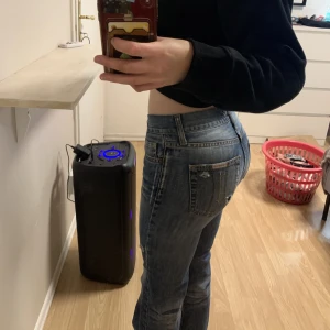 Low waist jeans - Supersnygga low waist jeans i storlek 26, säljer då dom blivit för små på mig! Spårbar frakt och frågor på dm! (Märke Fornarnia) Midjemått 73cm Innerbenslängd ca 80cm