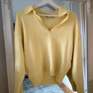 stickad polotröja  - Superfin gul stickad från zara. Köpt här på plick men har tyvärr inte använt den. Storlek s men liten i storleken.
