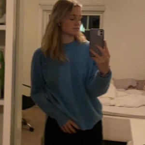 Blå stickad - Säljer den här jättefina blåa stickade tröjan. Den är försiktig använd så skicket är som nytt.Säljer så den inte kommer till användning längre💕
