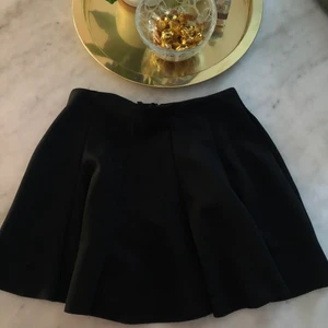 Svart kjol - Svart kjol i storlek M, men passar även S, använd ett fåtal gånger 