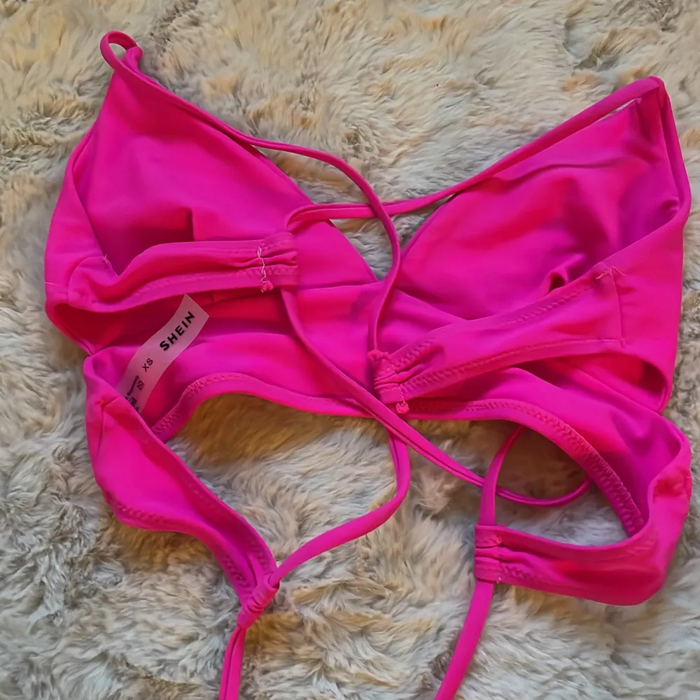 En rosa bikinitopp, den har en knytning i ryggen som går i kors, därför svår att visa. 💗 säljer INTE på köp nu!!💞💞. Övrigt.