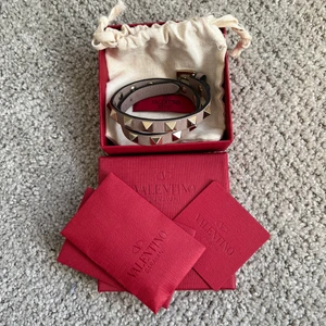 Valentino armband - Ett superfint Valentino double-strapped armband som är använt 2-3 gånger och är i nyskick. Nytt pris är 3100 kr💛💛 