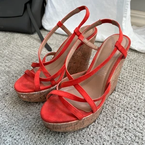 HM kilklackar - Orangea somriga kilklackar från HM i storlek 38🧡 Perfekt nu till sommaren!