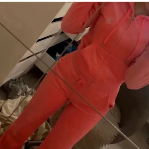 Juicy couture sett - Ett sett som jag ej använder därav säljer, alla diamanter kvar! Nästan ny så inga defekter