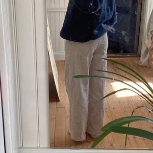 Manchester byxor! - Beiga Manchester byxor från Lindex. Straight leg. Sitter supersnyggt lågmidjat på mig då de är lite stora i midjan. Kan ha dem som högmidjade också. Jag är 165cm lång. 