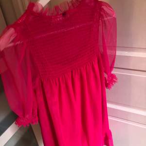 Neon rosa klänning ifrån H&M (divided). Storlek: XS och superhäftigt att ha i sommar 💞 skulle säga att den sitter som XS/S 🙈