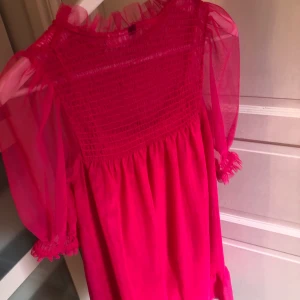 Neon rosa klänning - Neon rosa klänning ifrån H&M (divided). Storlek: XS och superhäftigt att ha i sommar 💞 skulle säga att den sitter som XS/S 🙈
