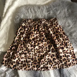 Säljer min fina leopard kjol då jag aldrig använder den, den är i storlek M men insydd i midjan, går att sprätta upp om man vill💕150kr+frakt 