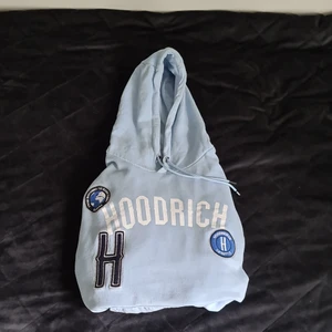 Blå Hoodrich Dress - Tjena! Säljer nu min jättefina hoodrich dress. Köptes i slutet utav maj. Skick 6.5. Byxorna har blivit sydda ibak, men inget som syns. Tröjan har ett litet hål vid fickan. Skriv till mig för fler bilder. Säljer båda tillsammans endast.