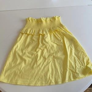 Kjol  - Gul kjol i fint skick. Är S men fungerar även som M. Köparen står för frakten 